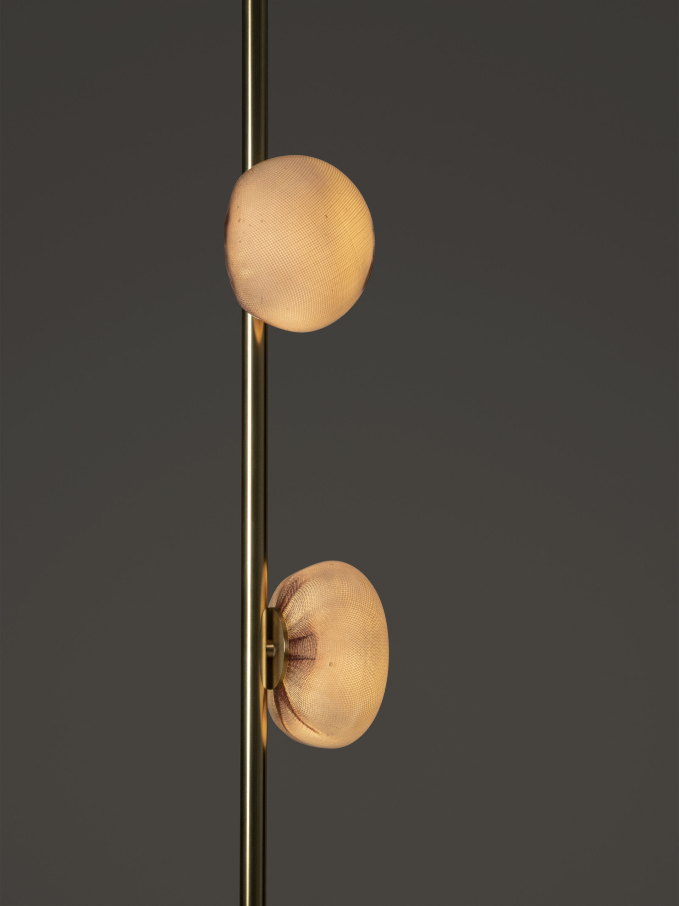 84v Column Straight Brass Dark Detail