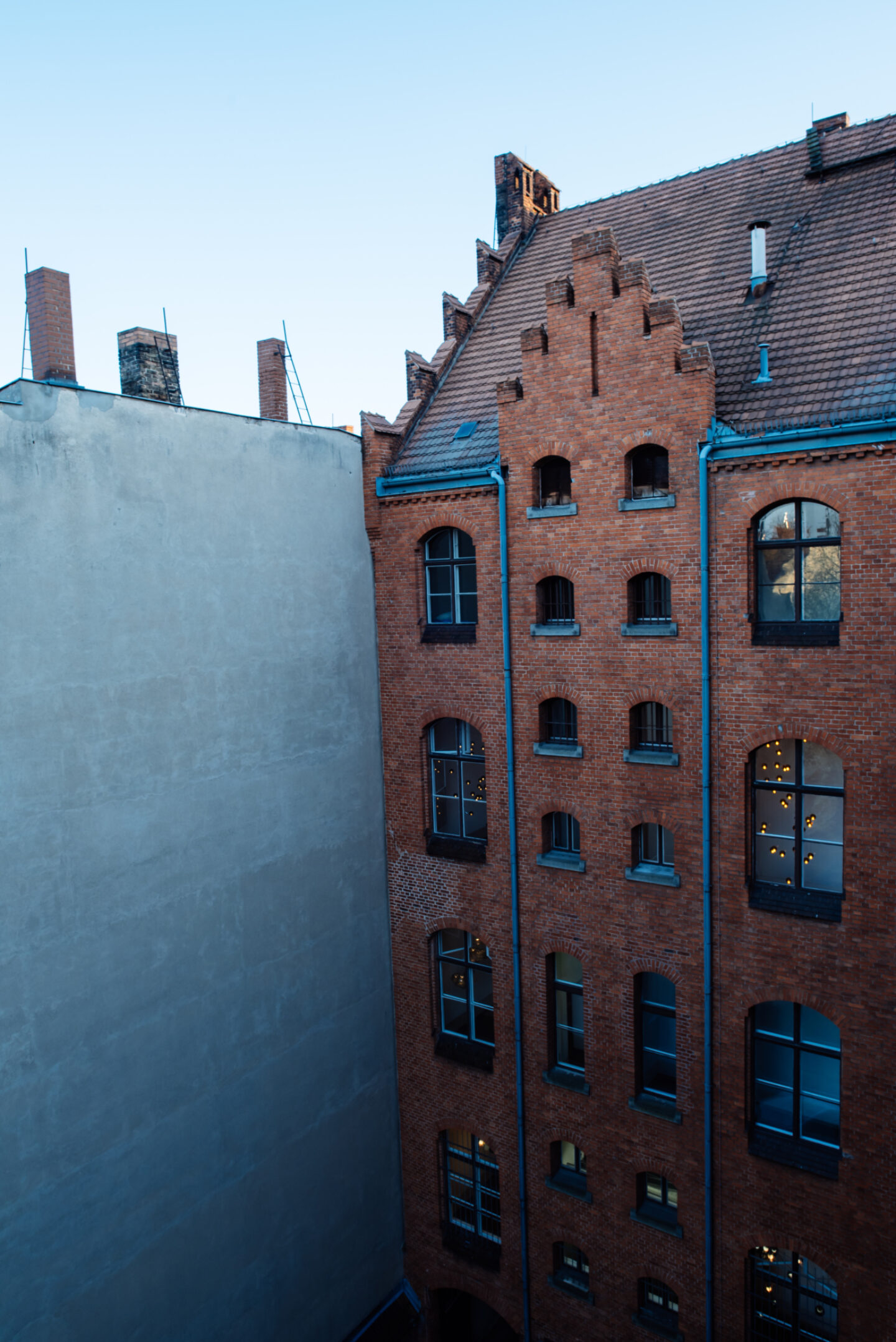 79 1 79_BuildingExteriorBack_Wallpaper_01